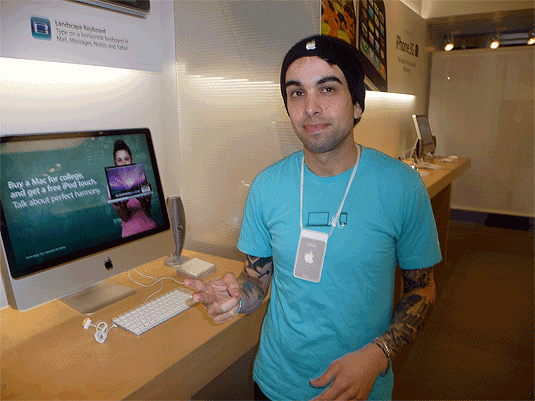 Apple Store Employee Gabriel